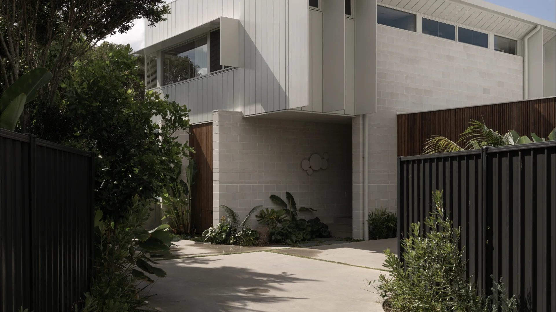 From site meeting to handover — a clear, considered process that takes the guesswork out of getting a new fence on the Sunshine Coast.